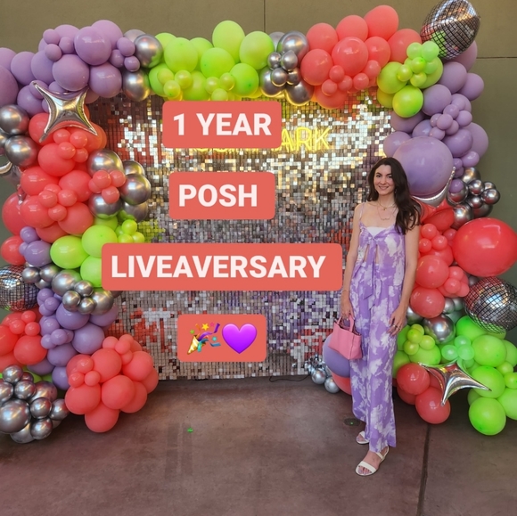 @stylishgiraffe is live! Silent Show Up To 75% Off! Gift Thrifted ✨️🎁 - Picture 8 of 15